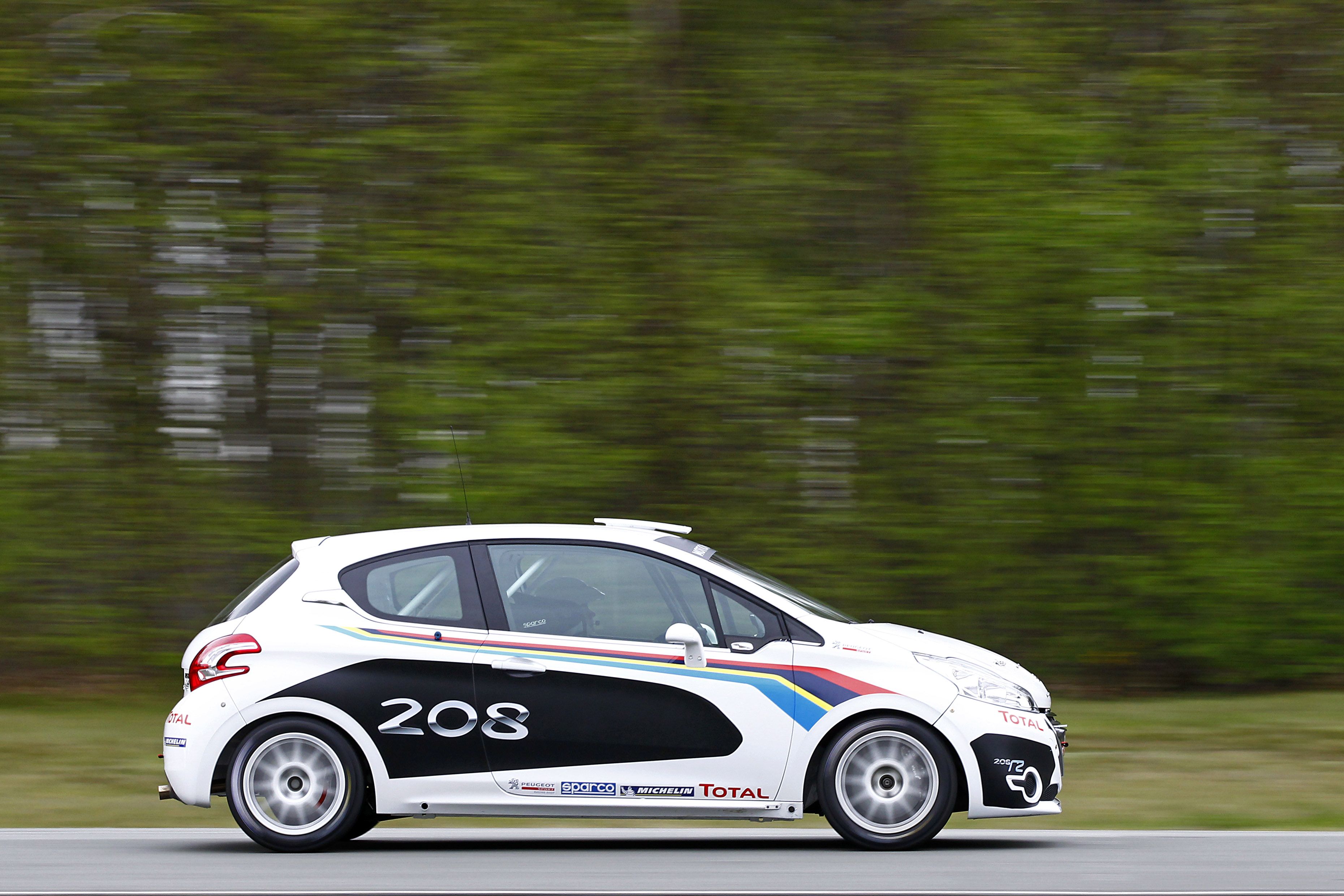 une-peugeot-208-r2-en-voiture-ouvreuse
